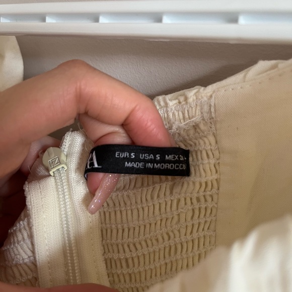 Super cute dress for the summer. A couple loose threads but still good condition - Picture 3 of 3